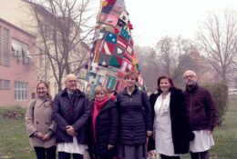 Svečano otvoreno posebno božićno drvce u dvorištu Klinike za psihijatriju Vrapče